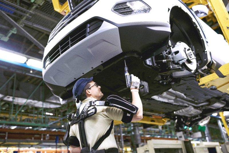 Esoscheletri sulle linee di produzione Ford