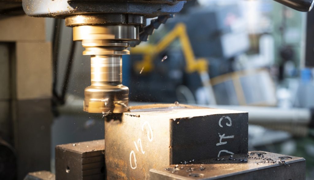 Fresatrice verticale in lavorazione che asporta materiale ferroso