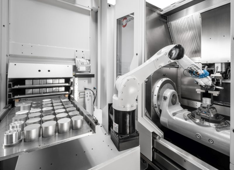 Cella robotizzata RS 05-2 di Hermle: automazione compatta per cinque modelli macchina