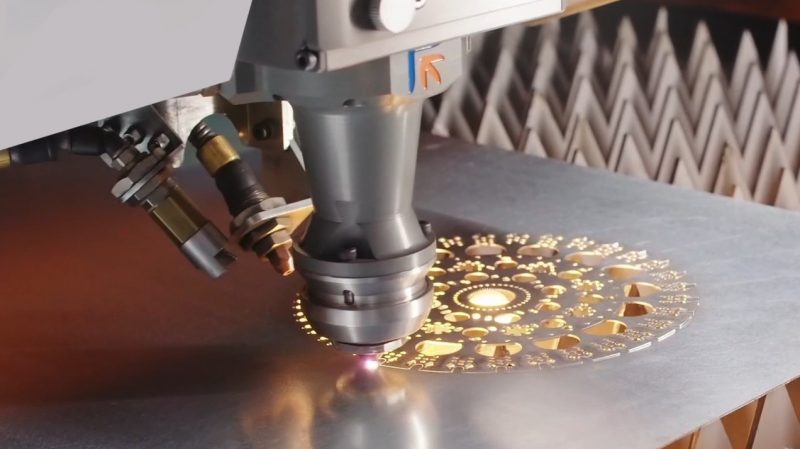 Taglio e piegatura sotto i riflettori