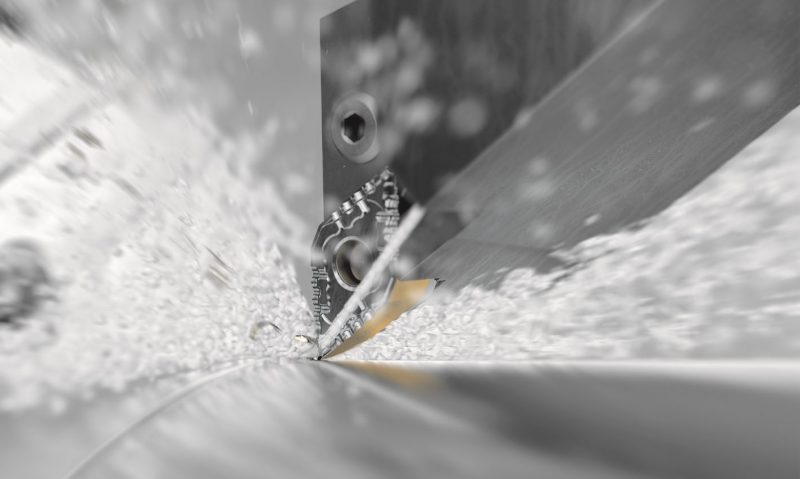 Sandvik Coromant aumenta la durata utensile con l’adduzione del refrigerante di precisione
