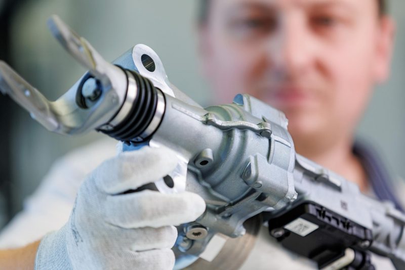 Schaeffler, première mondiale del sistema per ruote posteriori sterzanti