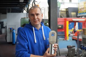 Paolo Cariboni con un pezzo realizzato usando EdgeCAM