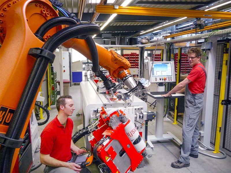 Cella di produzione più flessibile con robot di curvatura e codifica
